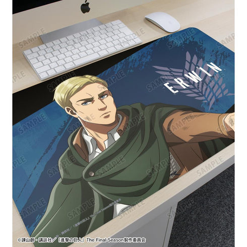 『進撃の巨人』描き下ろし エルヴィン 戦いの後でver. マルチデスクマット